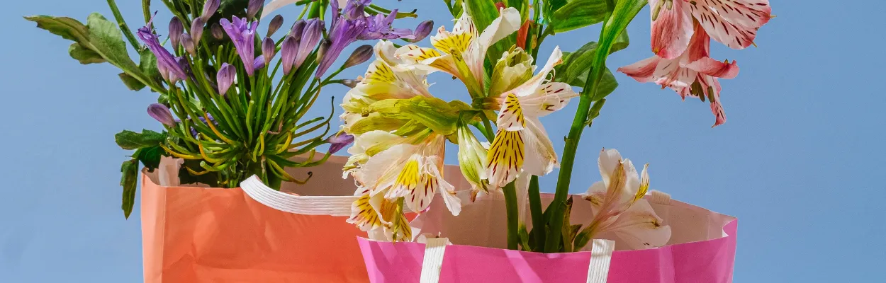 Kwiaty umieszczone w torbie papierowej